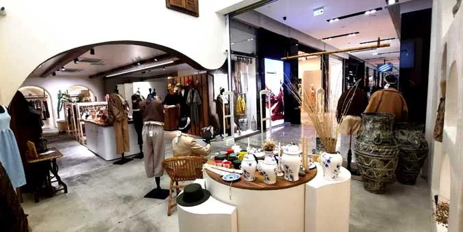 فروشگاه پوشاک زنانه دنیم ورودی از داخل